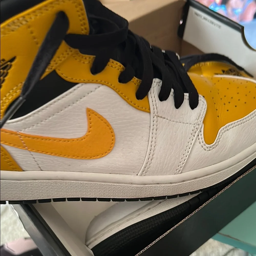 Air Jordan 1 Mid - White and Black - Picture 12 of 12